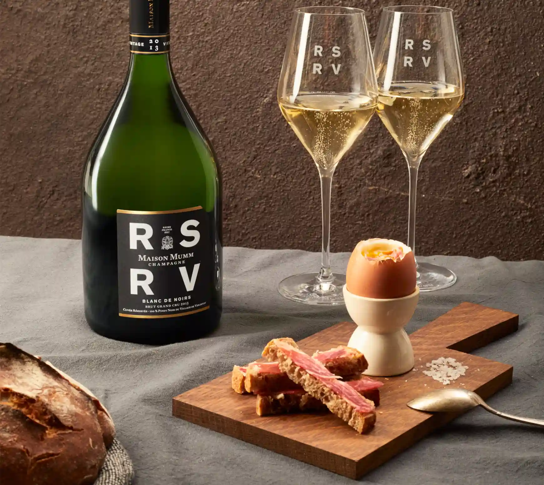 L’accord parfait d’un oeuf à la coque et mouillettes de Pata Negra avec la cuvée RSRV Blanc de Noirs.