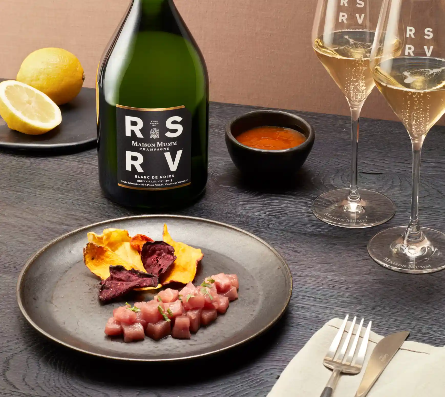 L'accord d'une ventrèche crue, chips de légumes et chutney de mangue avec RSRV Blanc de Noirs.