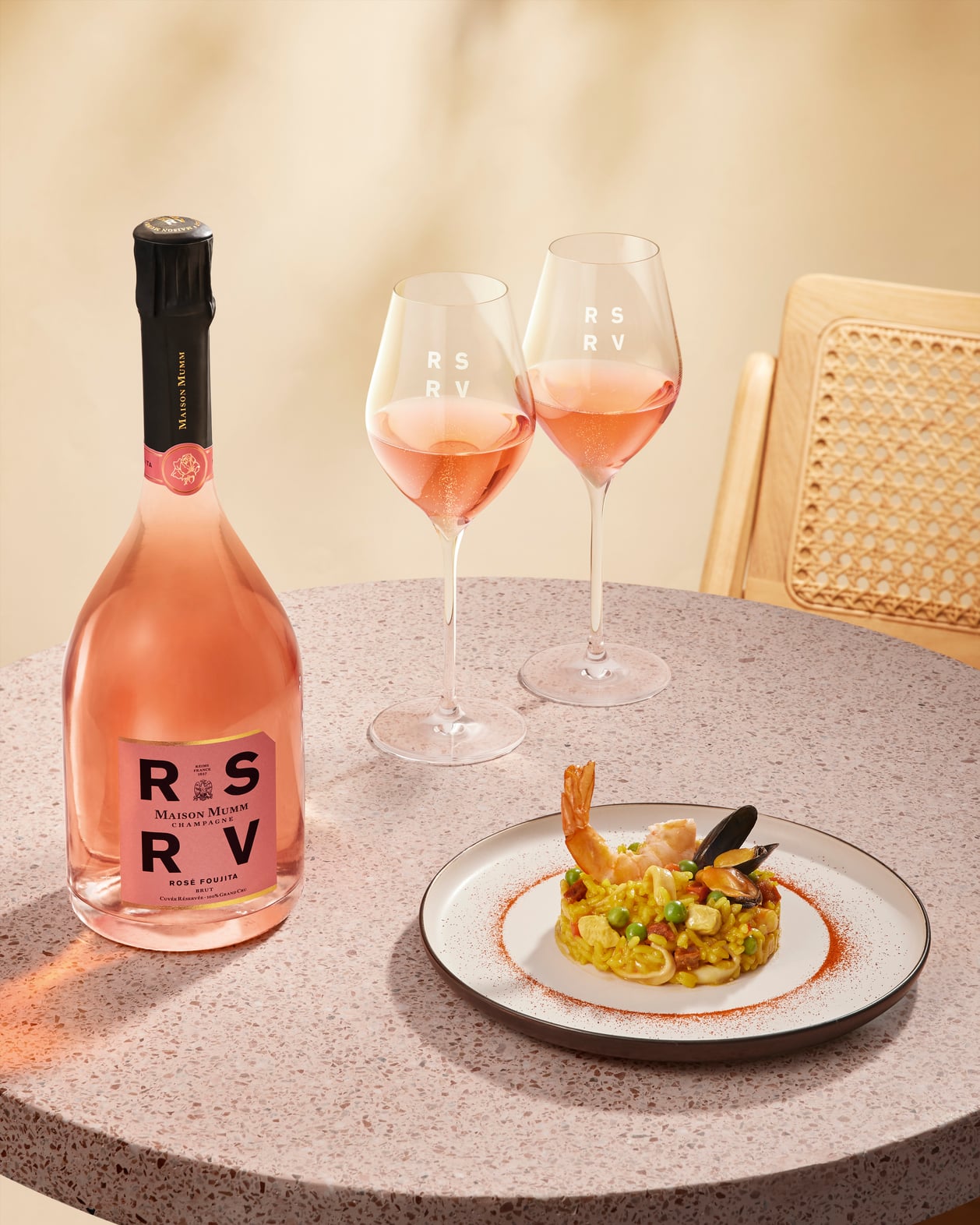 RSRV champagne pairing Rosé Foujouta - 2 glasses and a paella