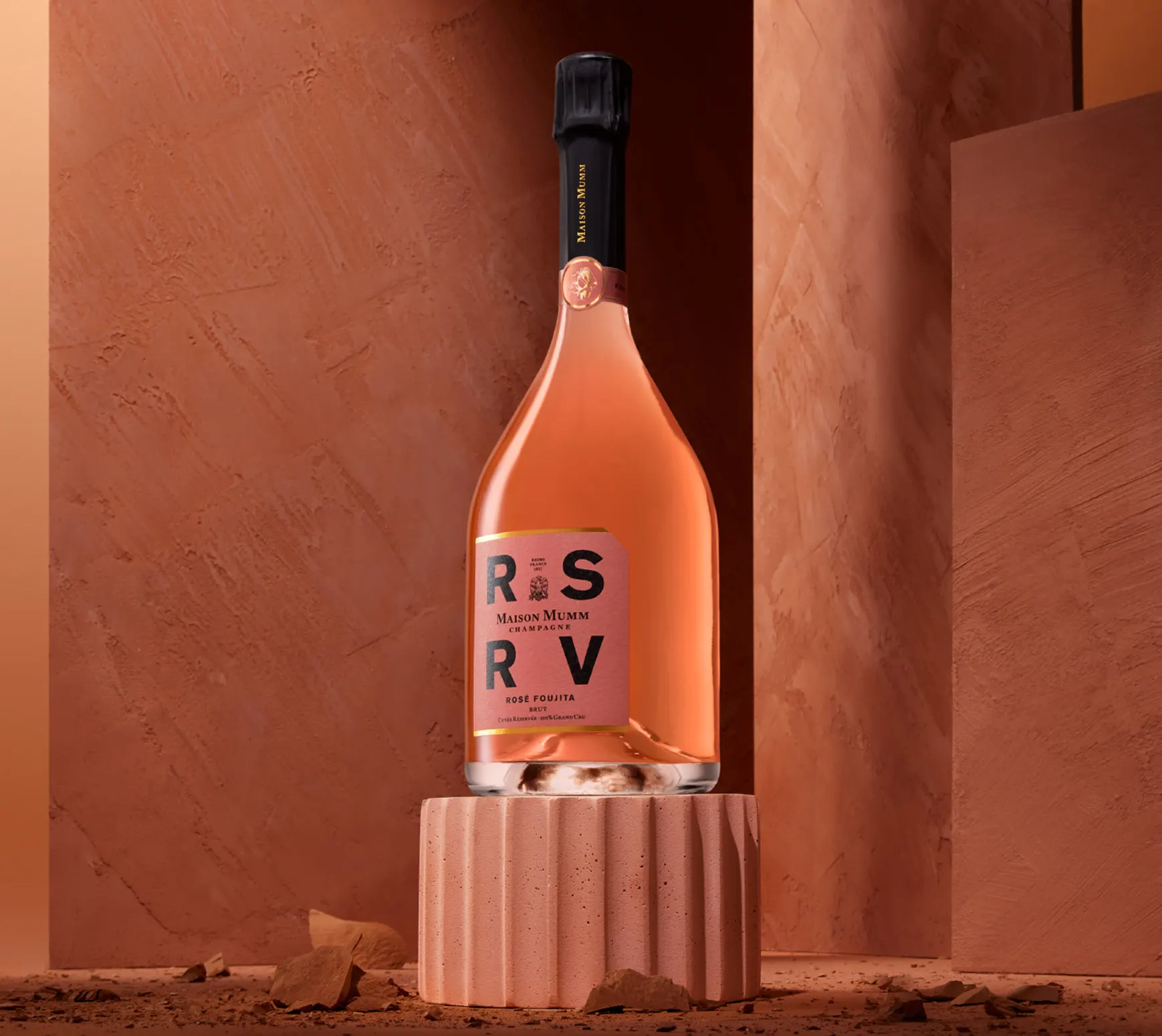 RSRV champagne rosé Foujita - vue 180° - fond ocre bouteille transparente - terre cuite
