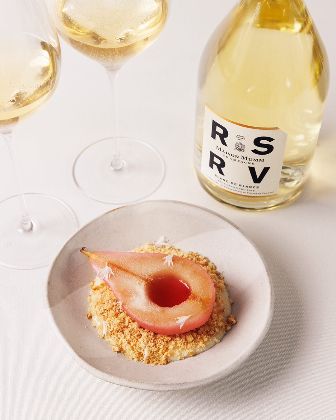 Poire pochée au sirop d’hibiscus, crème pâtissière au lait d’amande et crumble à l’amande