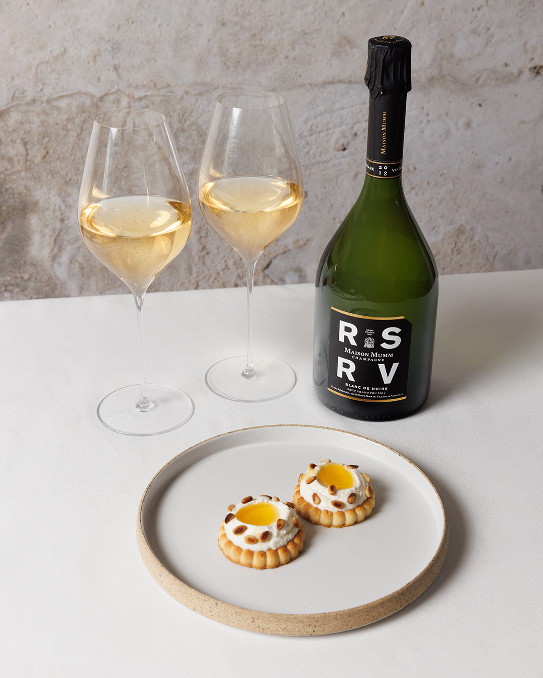 Tartelette chèvre-miel-romarin, pignon de pin - accord RSRV Blanc de Noirs 2014