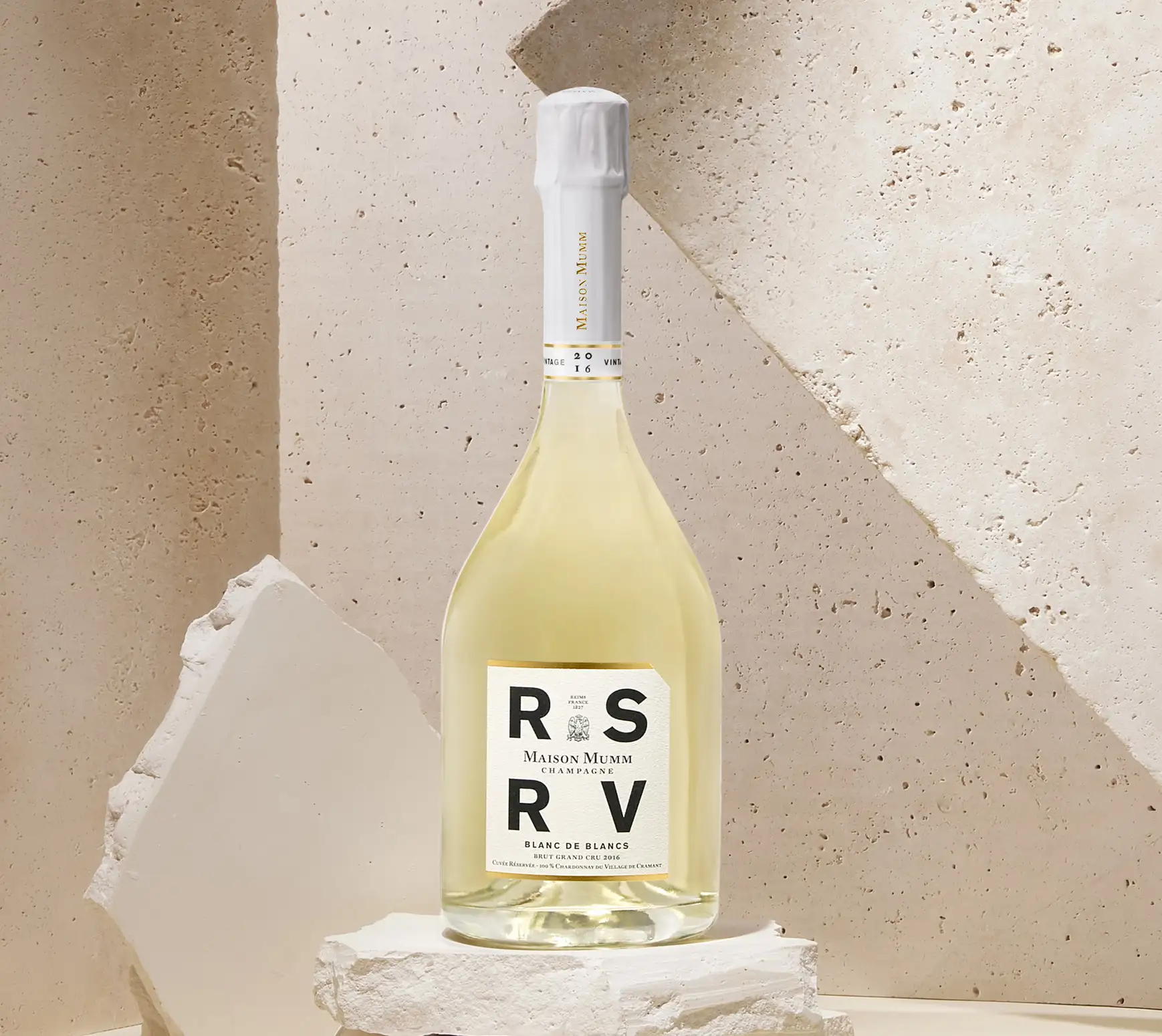 Blanc de Blancs 2016 champagne RSRV Cramant - visuel lifestyle - bouteille + craie
